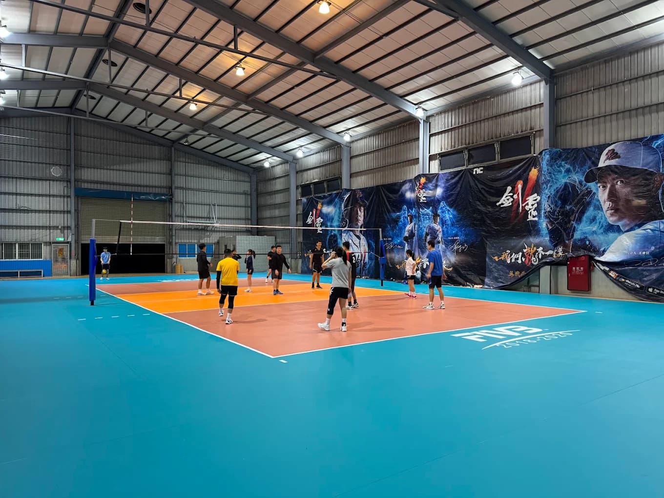 匈奴人匹羽排球館室內排球場，挑高鋼構屋頂與 FIVB 標準場地